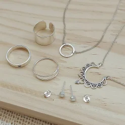 Studio Jewellery Necklaces-Fine Circle Silver Necklace